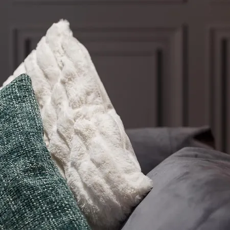 Beautiful 2 Bed With Balcony Appartement *