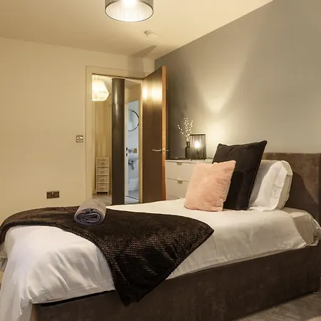 Beautiful 2 Bed With Balcony