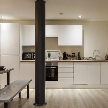 Beautiful 2 Bed With Balcony