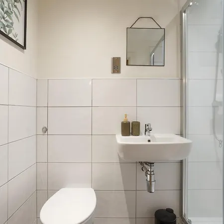 Beautiful 2 Bed With Balcony *