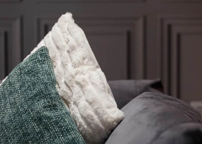 Beautiful 2 Bed With Balcony Apartment *