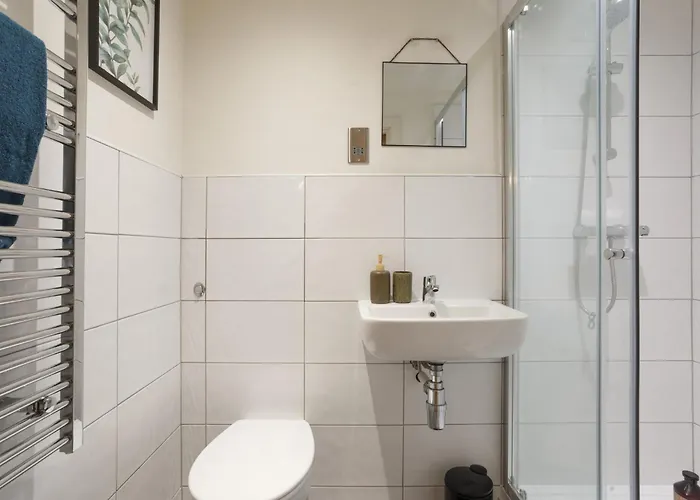 Beautiful 2 Bed With Balcony *